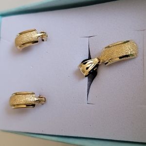 💥Sold💥18K Pendant and Earring Set